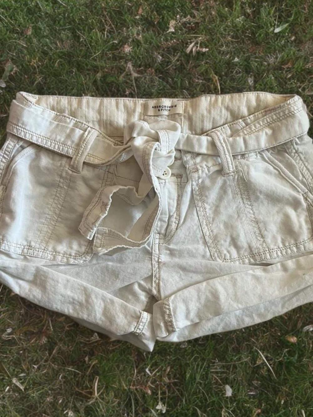 Vintage Y2K Abercrombie & Fitch Women's Cream Tie-Waist Linen Shorts Size Small